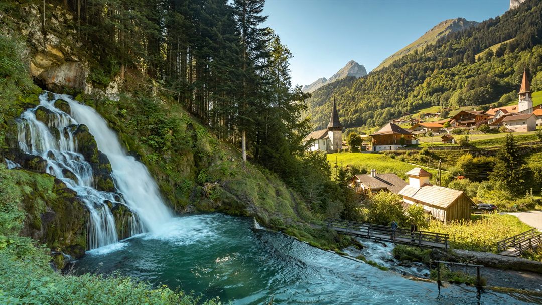 Cascade et village en montagne